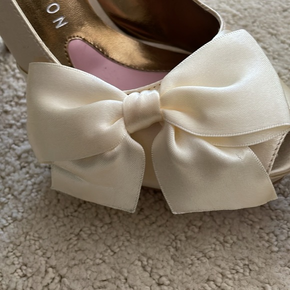 NWOT PARIS HILTON absolutely GORGEOUS ivory satin high heels! 6M - Picture 6 of 9
